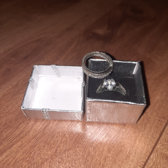 2 Rings - Picture 2 of 9